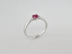 BAGUE OR GRIS 750/00 2.19g 1 RUBIS 0.36 2 DIAMANT 0.05 T54