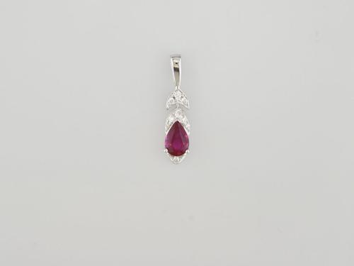 PENDENTIF OR GRIS 750/00 0.95g 1 RUBIS 0.50 9 DIAMANT 0.05