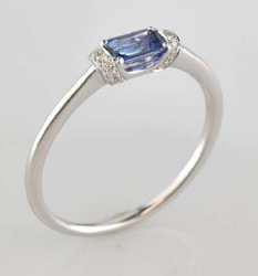 BAGUE OR GRIS 750/00 1.52g 1 SAPHIR 0.34 14 DIAMANT 0.05 T54