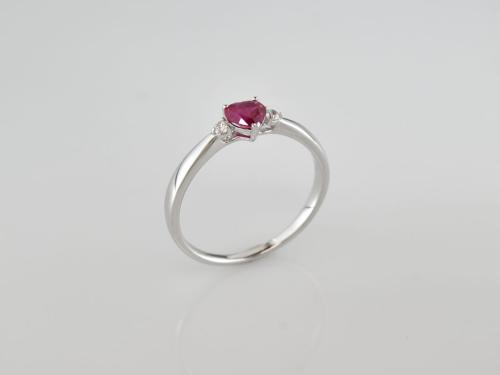 BAGUE OR GRIS 750/00 2.19g 1 RUBIS 0.36 2 DIAMANT 0.05 T54