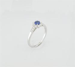 BAGUE OR GRIS 750/00 2.28g 1 SAPHIR 0.34 BLEU 16 DIAMANT 0.21 T54