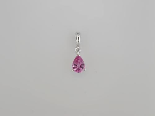 PENDENTIF OR GRIS 750/00 0.65g 1 DIAMANT 0.04CT 1 SAPHIR NATUREL ROSE 0.74CT